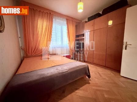 Тристаен, 84m²