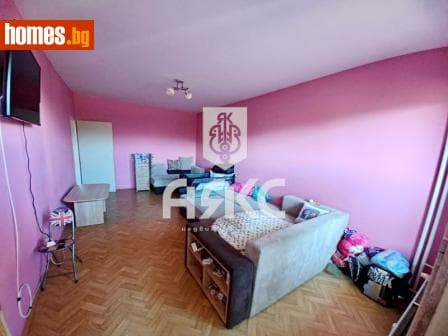 Тристаен, 67m²