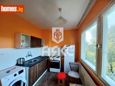 Тристаен, 67m²