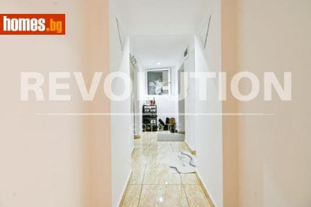 Тристаен, 68m²