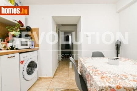 Тристаен, 68m²