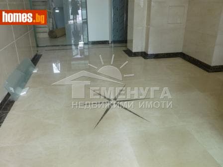 Тристаен, 128m²