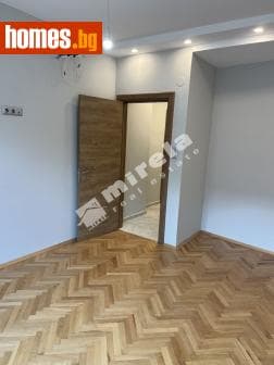 Тристаен, 90m²
