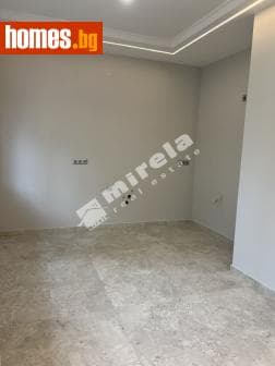 Тристаен, 90m²