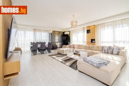 Тристаен, 216m²