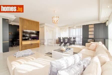 Тристаен, 216m²