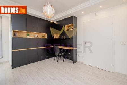 Тристаен, 216m²