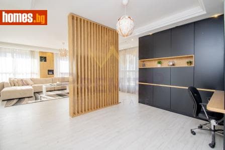 Тристаен, 216m²