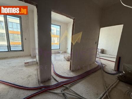 Тристаен, 73m²