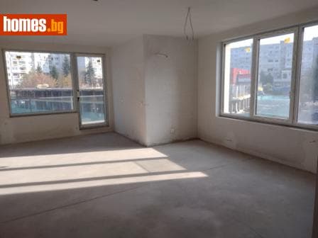 Тристаен, 106m²