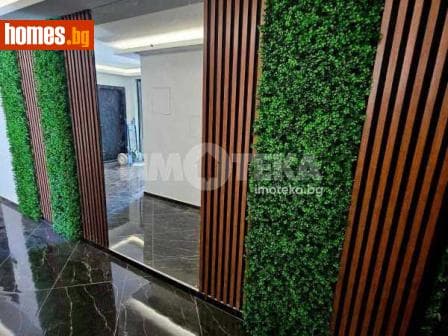 Тристаен, 102m²
