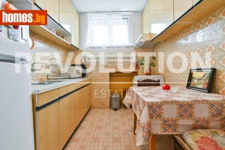 Тристаен, 90m²