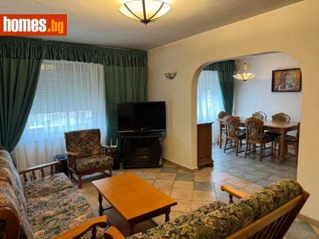 Тристаен, 82m²