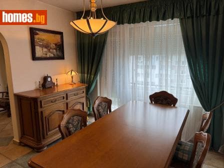 Тристаен, 82m²
