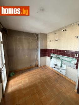 Тристаен, 90m²