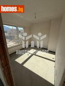 Тристаен, 85m²