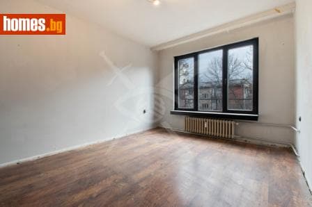 Тристаен, 48m²