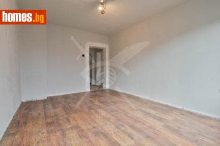 Тристаен, 48m²