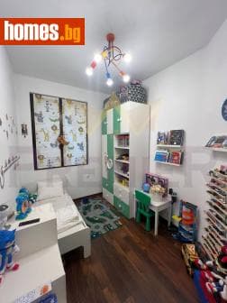 Тристаен, 71m²