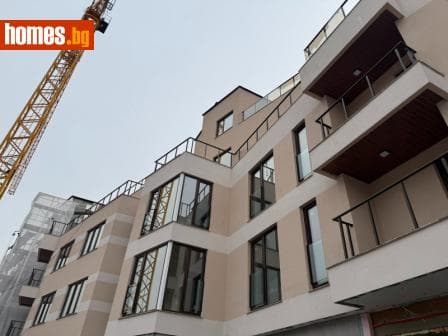 Тристаен, 392m²