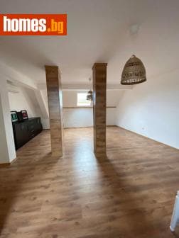 Тристаен, 160m²
