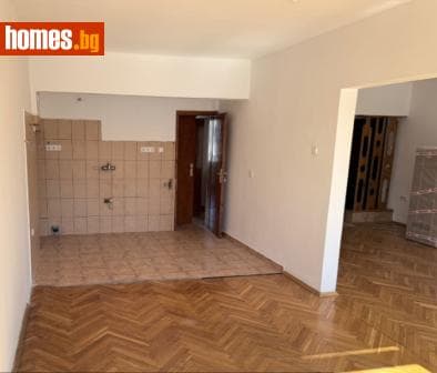 Тристаен, 102m²