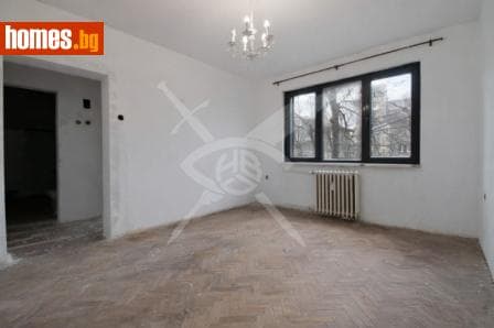 Тристаен, 48m²
