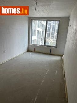 Тристаен, 102m²