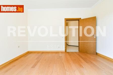 Тристаен, 190m²