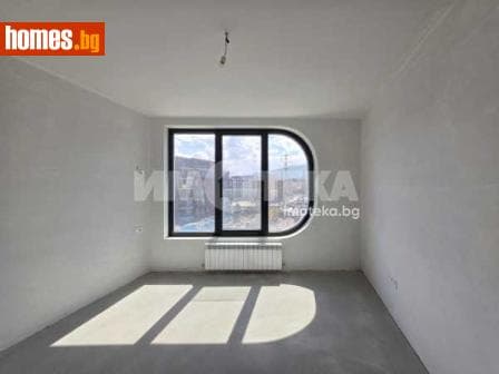 Тристаен, 102m²