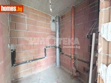 Тристаен, 102m²