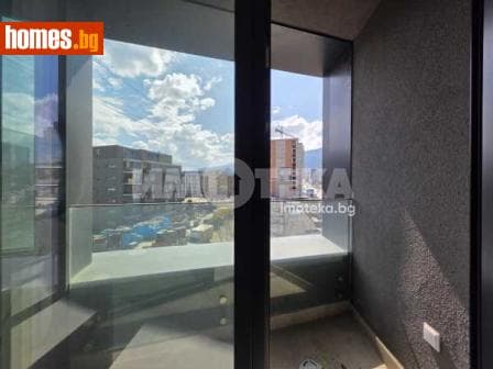 Тристаен, 102m²