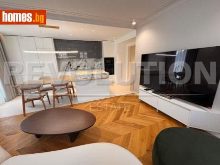 Тристаен, 102m²