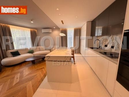 Тристаен, 102m²