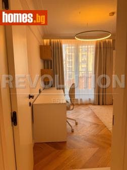 Тристаен, 102m²