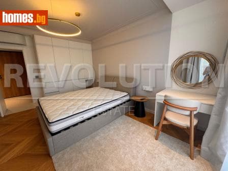 Тристаен, 102m²