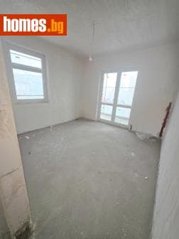 Тристаен, 93m²
