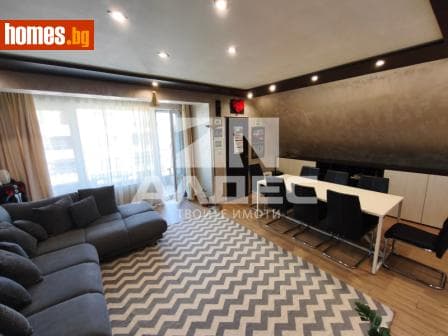 Тристаен, 120m²