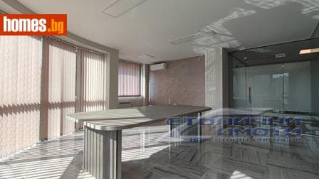 Тристаен, 211m²