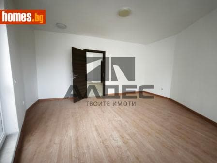 Тристаен, 106m²