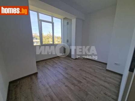 Тристаен, 57m²