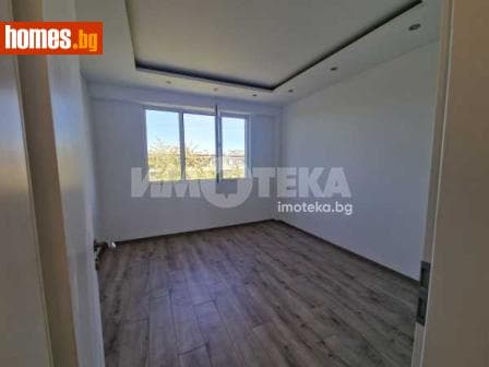 Тристаен, 57m²