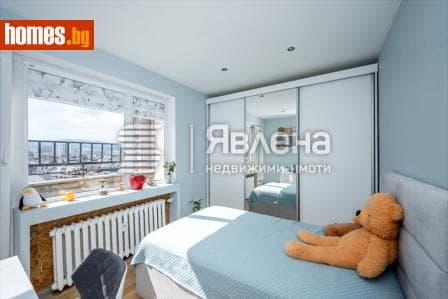 Тристаен, 54m²