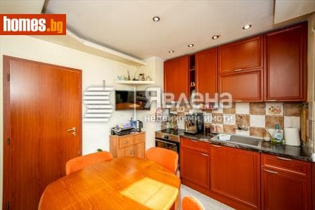 Тристаен, 54m²