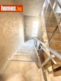 Тристаен, 190m²