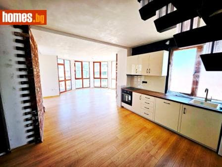 Тристаен, 151m²