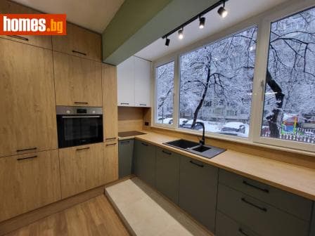 Тристаен, 63m²