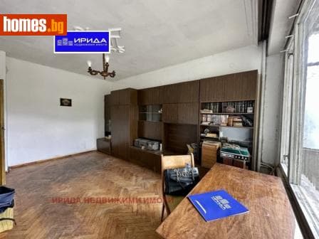 Тристаен, 57m²