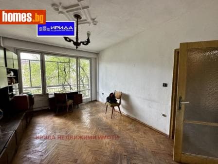 Тристаен, 57m²
