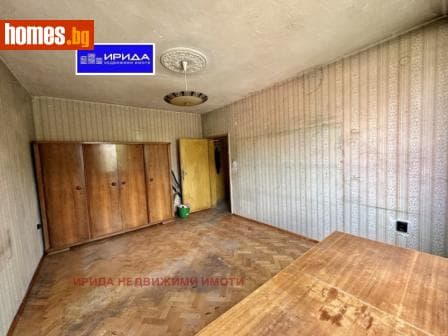 Тристаен, 57m²